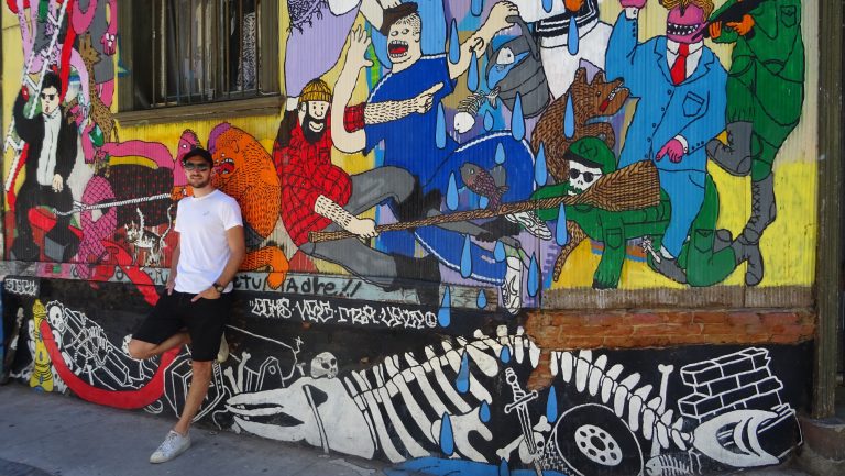 Erik met streetart Valparaiso