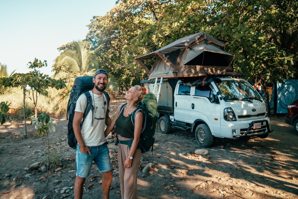 Reisstel.nl | Roadtrip kleding: maak deze fouten niet! 4 praktische tips 4x4 met daktent huren | Costa Rica | Nomad America | met Backpacks | fotocrecits: jitsintothesunset | header