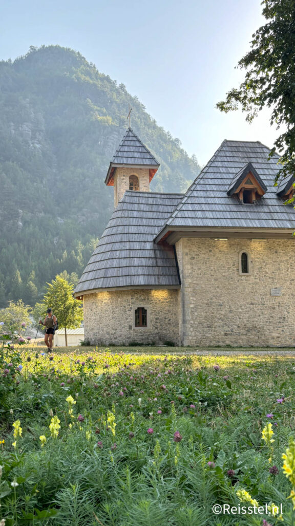 Wandelen langs kerkje Theth | Albanië