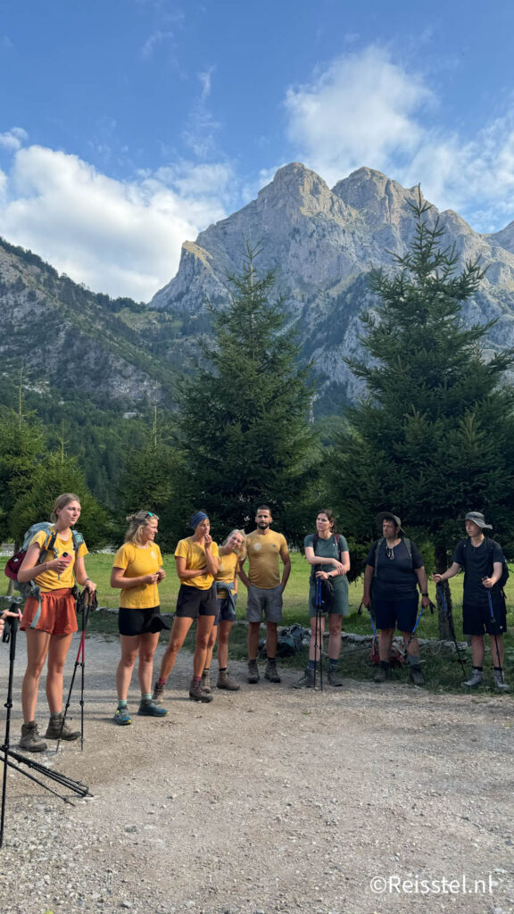 Gidsen tijdens briefing | The Balkan Trail