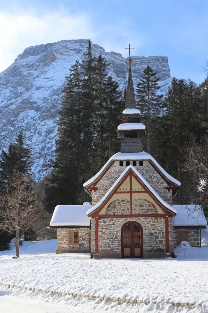 Dolomieten Italië | kerkje bij Lago di Braies