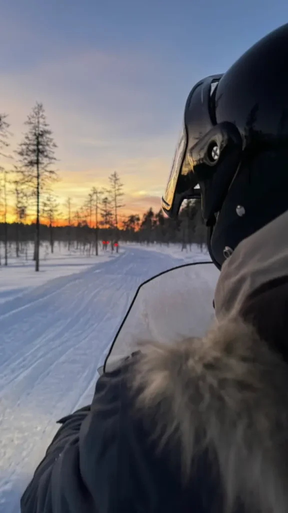 Sneeuwscooteren in Lapland in de winter