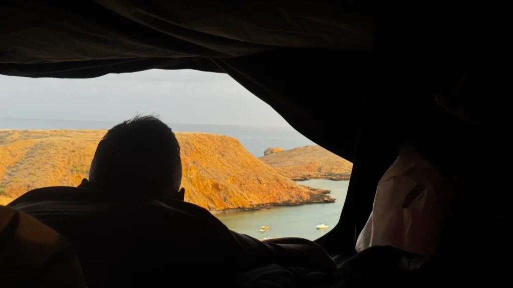 Reisstel.nl | Wildkamperen in Oman met 4×4 en daktent: onze ervaring & praktische tips Wakker worden vanuit 4x4 met daktent in Oman
