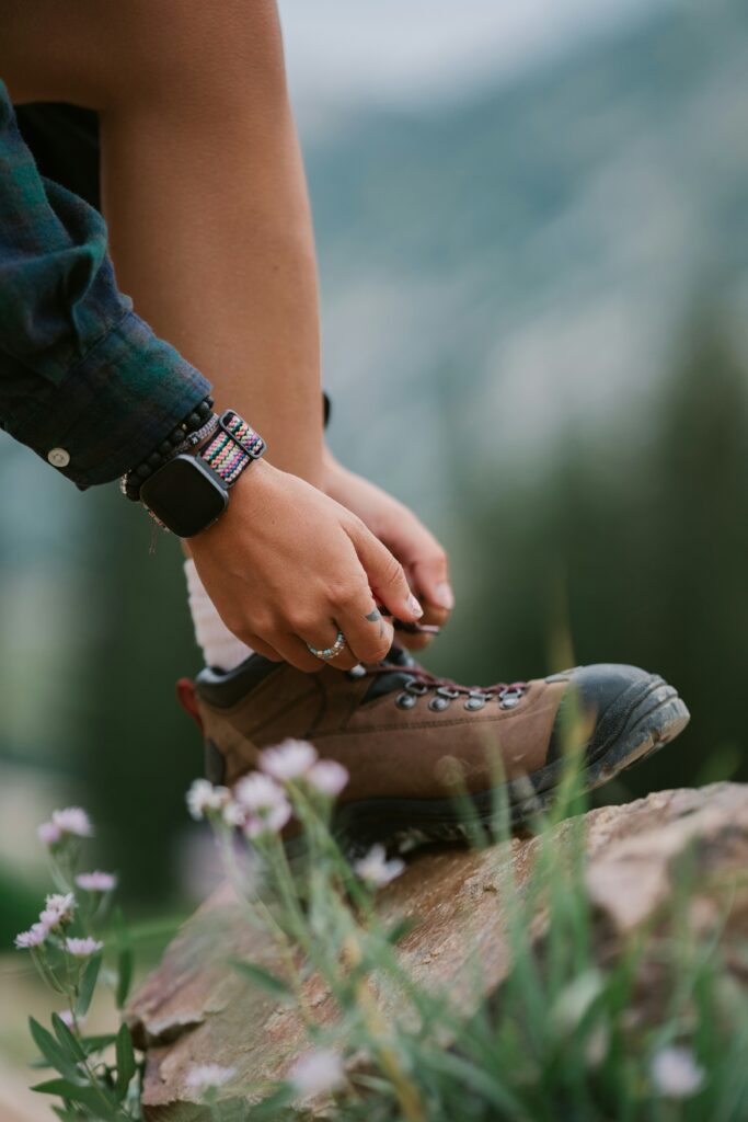 Reisstel.nl | Welke schoenen neem je mee op reis? (En waarom dat altijd discussie oplevert) wandelschoenen mee op reis | spenser sembrat via unsplash
